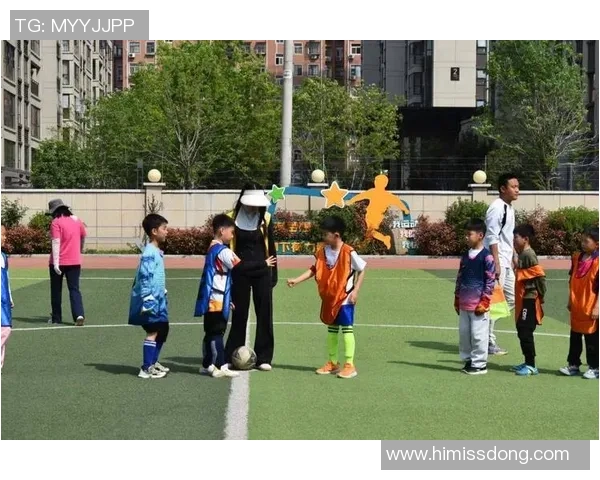 两个小孩选足球球星 谁是你心中的最佳球员 让我们一起见证成长与梦想